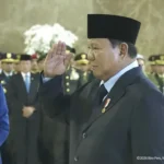 Momen Presiden Prabowo beri hormat pada jenazah prajurit TNI UNIFIL yang gugur di Lebanon, Sabtu (4/4/2026). Foto: BPMI Setpres