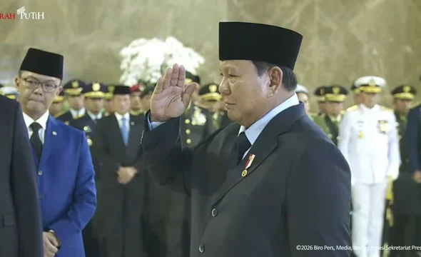 Momen Presiden Prabowo beri hormat pada jenazah prajurit TNI UNIFIL yang gugur di Lebanon, Sabtu (4/4/2026). Foto: BPMI Setpres