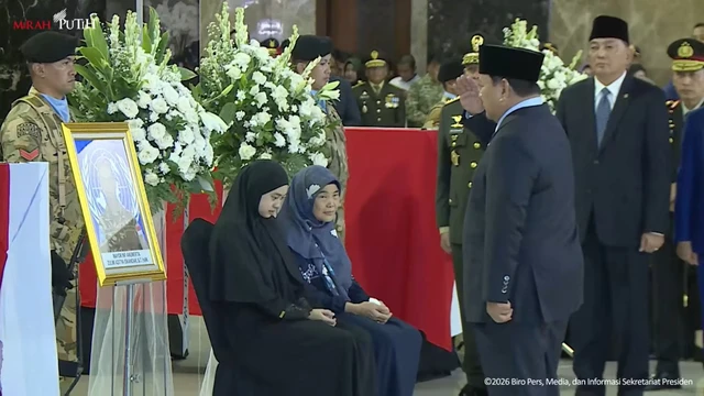 Momen Presiden Prabowo beri hormat pada jenazah prajurit TNI UNIFIL yang gugur di Lebanon, Sabtu (4/4/2026). Foto: BPMI Setpres