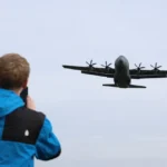 Sebuah pesawat Lockheed C-130 Angkatan Udara AS terbang sebelum mendarat di pangkalan udara RAF Fairford,di Fairford, Gloucestershire, Inggris, 22 Maret 2026. Foto: Toby Shepheard/REUTTERS