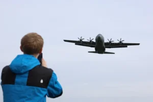 Sebuah pesawat Lockheed C-130 Angkatan Udara AS terbang sebelum mendarat di pangkalan udara RAF Fairford,di Fairford, Gloucestershire, Inggris, 22 Maret 2026. Foto: Toby Shepheard/REUTTERS