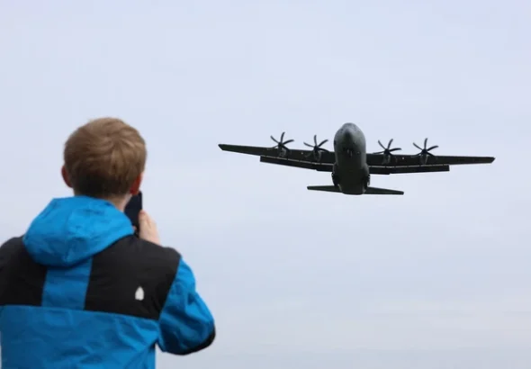 Sebuah pesawat Lockheed C-130 Angkatan Udara AS terbang sebelum mendarat di pangkalan udara RAF Fairford,di Fairford, Gloucestershire, Inggris, 22 Maret 2026. Foto: Toby Shepheard/REUTTERS