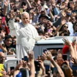 Paus Leo XIV melambaikan tangan di Lapangan Santo Petrus, Vatikan, Minggu (5/4/2026). Foto: Alberto PIZZOLI / AFP