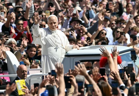 Paus Leo XIV melambaikan tangan di Lapangan Santo Petrus, Vatikan, Minggu (5/4/2026). Foto: Alberto PIZZOLI / AFP