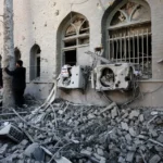 Orang-orang berdiri di tengah reruntuhan bangunan Universitas Teknologi Sharif, yang rusak akibat serangan, di tengah konflik AS-Israel dengan Iran, di Teheran, Iran, Selasa (7/4/2026). Foto: Majid Asgaripour/WANA via REUTERS