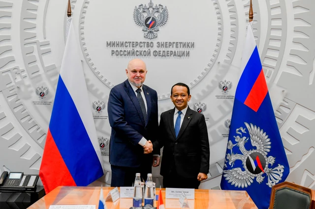 Menteri ESDM Bahlil Lahadalia (kanan) bertemu dengan Menteri Energi Rusi, Sergey Tsivilev. Foto: Kementerian ESDM.