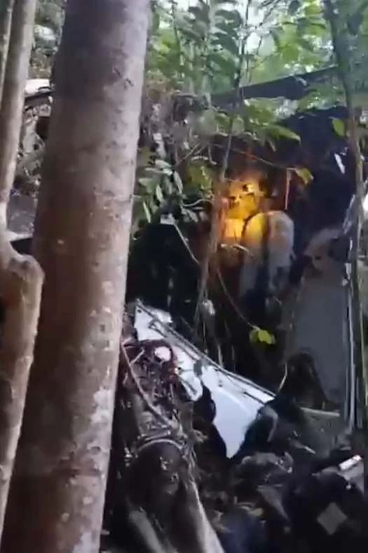 Penampakan serpihan Helikopter di Kalimantan Barat, Kamis (16/4/2026). Foto: Dok. SAR Pontianak