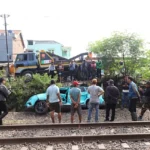 Warga mengamati kondisi taksi listrik yang rusak usai mengalami kecelakaan dengan KRL Commuter Line di Bekasi Timur, Bekasi, Jawa Barat, Selasa (28/4/2026). Foto: Iqbal Firdaus/kumparan