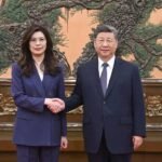 Ketua Kuomintang Cheng Li-wun dan Presiden Tiongkok Xi Jinping di Beijing, Tiongkok, Jumat. (Sumber Foto : Kuomintang)