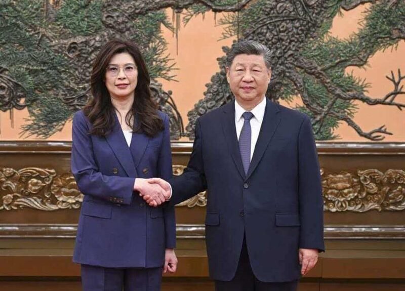 Ketua Kuomintang Cheng Li-wun dan Presiden Tiongkok Xi Jinping di Beijing, Tiongkok, Jumat. (Sumber Foto : Kuomintang)