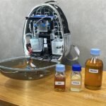 Sistem tersebut ditampilkan bersama botol-botol yang diberi label "air limbah," "biodiesel," dan "minyak goreng bekas" dari kiri ke kanan. (Sumber Foto : CNA, 3 April 2026)