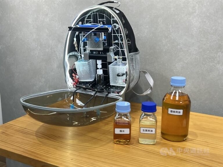 Sistem tersebut ditampilkan bersama botol-botol yang diberi label "air limbah," "biodiesel," dan "minyak goreng bekas" dari kiri ke kanan. (Sumber Foto : CNA, 3 April 2026)