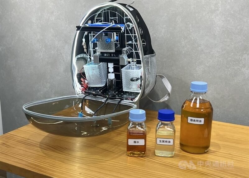 Sistem tersebut ditampilkan bersama botol-botol yang diberi label "air limbah," "biodiesel," dan "minyak goreng bekas" dari kiri ke kanan. (Sumber Foto : CNA, 3 April 2026)