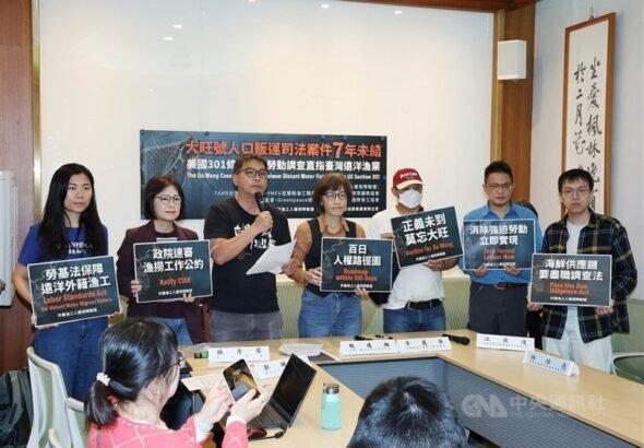 Sejumlah kelompok advokasi dalam konferensi pers terkait kasus Da Wang di Yuan Legislatif hari Kamis. (Sumber Foto : CNA, 2 April 2026)