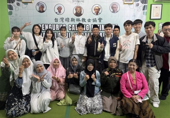 Kang Bae (memakai peci di barisan belakang) berfoto bersama para mahasiswa Taiwan jurusan kedokteran yang berkunjung ke PCINU. (Sumber Foto : CNA)