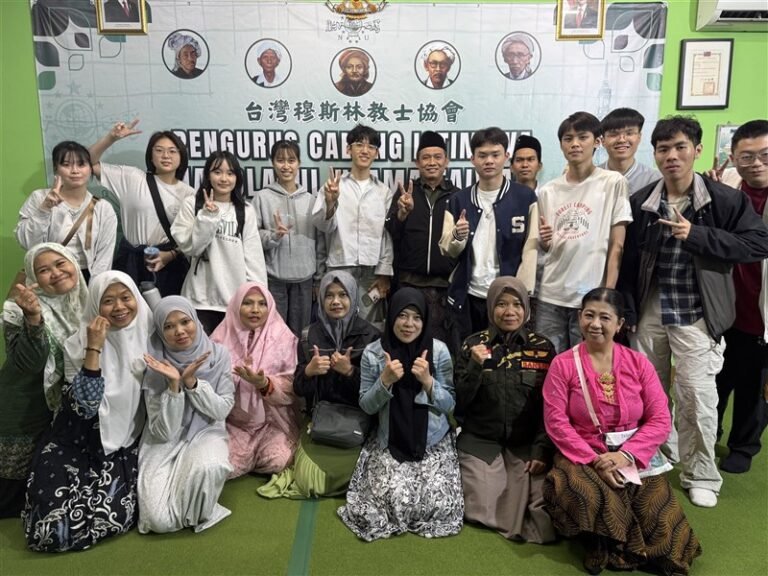 Kang Bae (memakai peci di barisan belakang) berfoto bersama para mahasiswa Taiwan jurusan kedokteran yang berkunjung ke PCINU. (Sumber Foto : CNA)