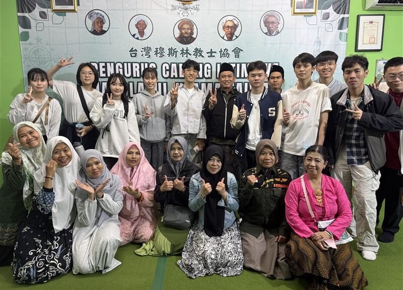 Kang Bae (memakai peci di barisan belakang) berfoto bersama para mahasiswa Taiwan jurusan kedokteran yang berkunjung ke PCINU. (Sumber Foto : CNA)