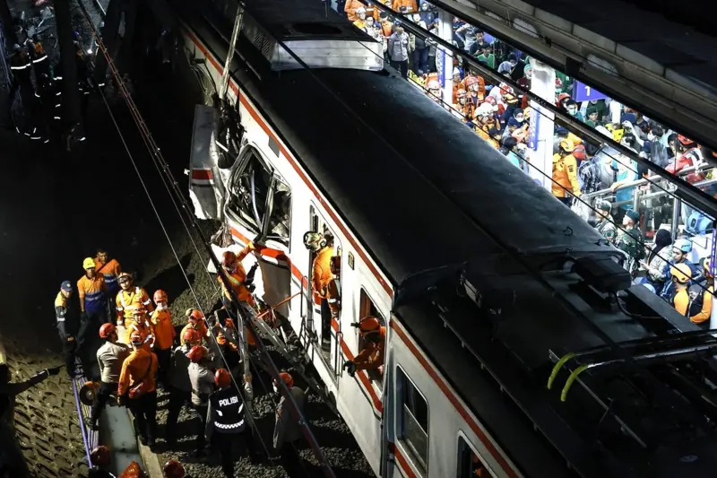 Petugas mengevakuasi korban yang masih terjebak di dalam gerbong KRL Commuterline yang bertabrakan dengan KA Argo Bromo Anggrek di Stasiun Bekasi Timur, Bekasi, Jawa Barat, Senin (27/04). FOTO: ANTARA
