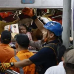 Petugas mengevakuasi korban yang masih terjebak di dalam gerbong KRL Commuterline yang bertabrakan dengan KA Argo Bromo Anggrek di Stasiun Bekasi Timur, Bekasi, Jawa Barat, Senin (27/04). FOTO: ANTARA