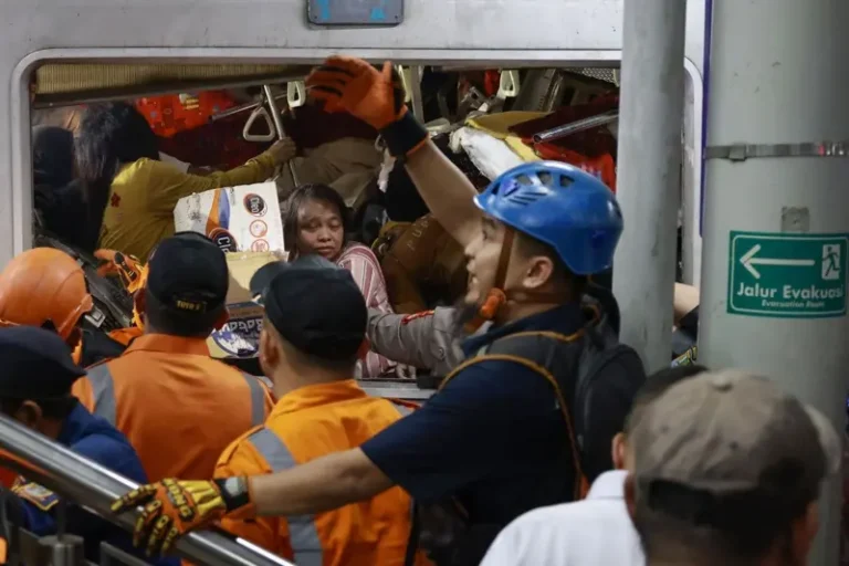 Petugas mengevakuasi korban yang masih terjebak di dalam gerbong KRL Commuterline yang bertabrakan dengan KA Argo Bromo Anggrek di Stasiun Bekasi Timur, Bekasi, Jawa Barat, Senin (27/04). FOTO: ANTARA