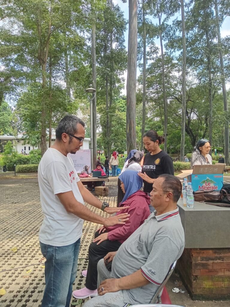 Wadah Tempa Spiritual Sukma Pyrous (WTSSP) dan Komunitas Asem Baris bersama-sama menggelar kegiatan bakti sosial berupa pengobatan gratis. FOTO: Allung06/portalbmi.id