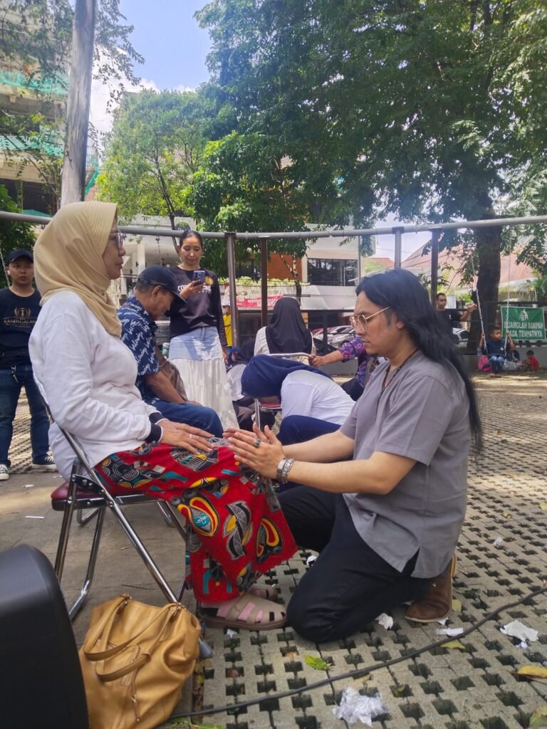 Wadah Tempa Spiritual Sukma Pyrous (WTSSP) dan Komunitas Asem Baris bersama-sama menggelar kegiatan bakti sosial berupa pengobatan gratis. FOTO: Allung06/portalbmi.id