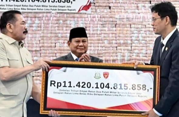 Presiden Prabowo Subianto menyaksikan penyerahan denda administratif dan penyelamatan keuangan negara, serta penguasaan kembali kawasan hutan tahap VI yang digelar di Kompleks Kejaksaan Agung Republik Indonesia, Jakarta, pada Jumat, 10 April 2026. Foto: BPMI Setpres/Cahyo