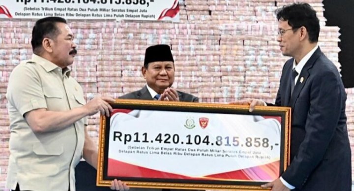 Presiden Prabowo Subianto menyaksikan penyerahan denda administratif dan penyelamatan keuangan negara, serta penguasaan kembali kawasan hutan tahap VI yang digelar di Kompleks Kejaksaan Agung Republik Indonesia, Jakarta, pada Jumat, 10 April 2026. Foto: BPMI Setpres/Cahyo