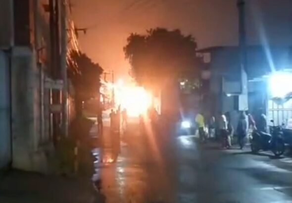SPBE di kawasan Bekasi Timur Regency (BTS) meledak dan kobaran api membumbung tinggi. FOTO: portalbmi.id