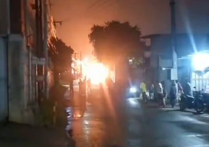 SPBE di kawasan Bekasi Timur Regency (BTS) meledak dan kobaran api membumbung tinggi. FOTO: portalbmi.id