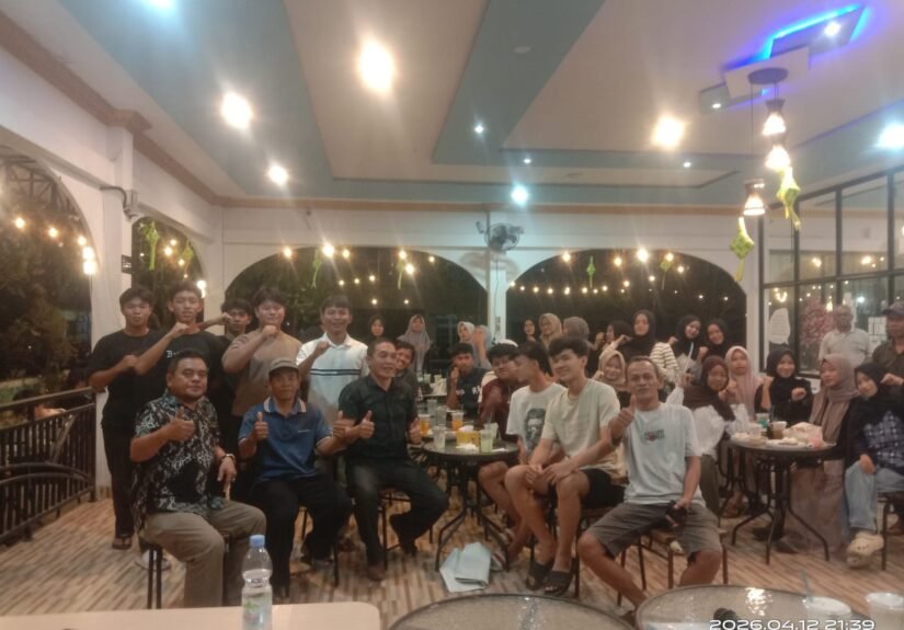 Fraksi Demokrat, bersama pelajar SMAN 1 Tebas, generasi Z, serta organisasi ASPIRASI KAMAS, pada Minggu malam (12/04/2026) sekitar pukul 19.30 WIB. FOTO: Nop06/portalbmi.id
