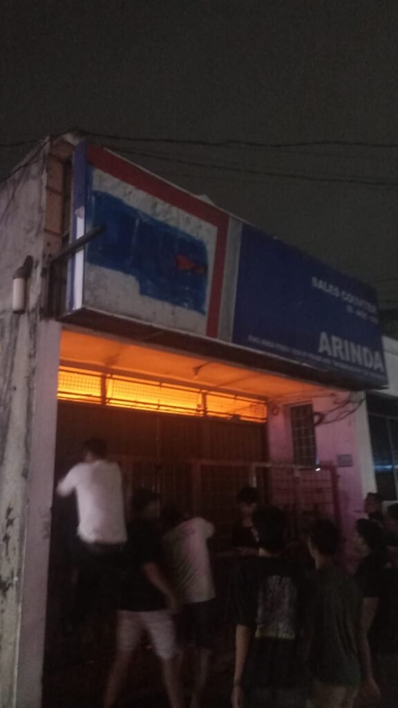 Kebakaran (Jaya 65) melanda sebuah ruko agen telur yang berlokasi di kawasan Arinda Raya, Pondok Aren, Kecamatan Pondok Aren Tangerang Selatan pada Selasa (14/4/2026) malam.