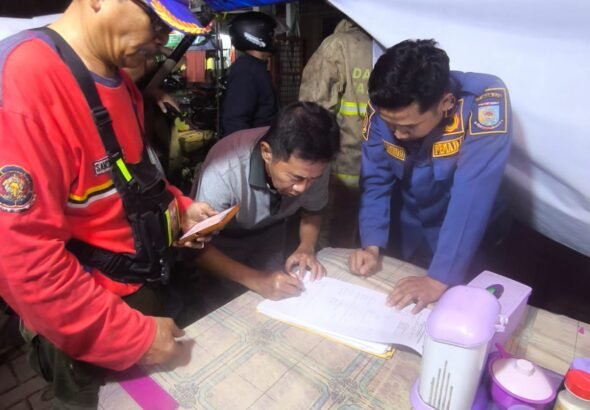Kebakaran (Jaya 65) melanda sebuah ruko agen telur di kawasan Arinda Raya, Pondok Aren, Kecamatan Pondok Aren Tangerang Selatan pada Selasa (14/4/2026) malam. FOTO: Henny06/portalbmi.id