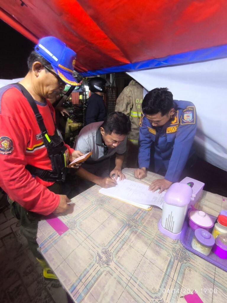 Kebakaran (Jaya 65) melanda sebuah ruko agen telur di kawasan Arinda Raya, Pondok Aren, Kecamatan Pondok Aren Tangerang Selatan pada Selasa (14/4/2026) malam. FOTO: Henny06/portalbmi.id