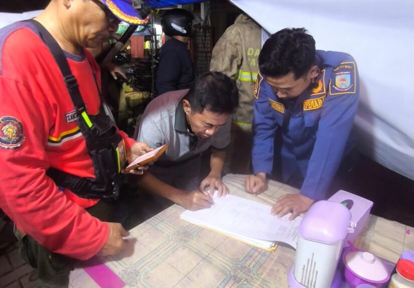 Kebakaran (Jaya 65) melanda sebuah ruko agen telur di kawasan Arinda Raya, Pondok Aren, Kecamatan Pondok Aren Tangerang Selatan pada Selasa (14/4/2026) malam. FOTO: Henny06/portalbmi.id
