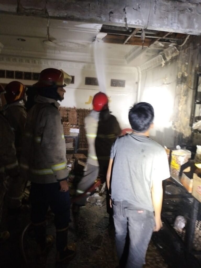 Kebakaran (Jaya 65) melanda sebuah ruko agen telur yang berlokasi di kawasan Arinda Raya, Pondok Aren, Kecamatan Pondok Aren Tangerang Selatan pada Selasa (14/4/2026) malam.