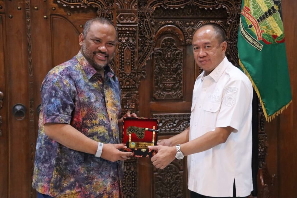 CEO KDEB Waste Management Selangor Malaysia, Dato Ramli bersama PT Gibrig Indonesia Bersih, diterima oleh Bupati Banyumas Sadewo Tri Lastiono. FOTO: Imam07/portalbmi.id