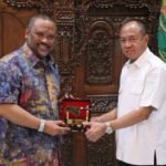 CEO KDEB Waste Management Selangor Malaysia, Dato Ramli bersama PT Gibrig Indonesia Bersih, diterima oleh Bupati Banyumas Sadewo Tri Lastiono. FOTO: Imam07/portalbmi.id