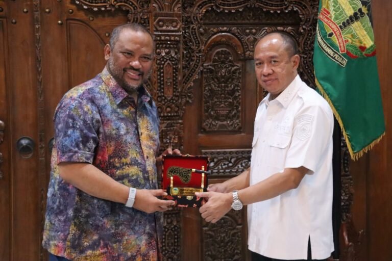 CEO KDEB Waste Management Selangor Malaysia, Dato Ramli bersama PT Gibrig Indonesia Bersih, diterima oleh Bupati Banyumas Sadewo Tri Lastiono. FOTO: Imam07/portalbmi.id