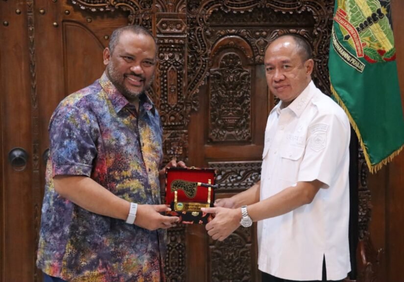 CEO KDEB Waste Management Selangor Malaysia, Dato Ramli bersama PT Gibrig Indonesia Bersih, diterima oleh Bupati Banyumas Sadewo Tri Lastiono. FOTO: Imam07/portalbmi.id