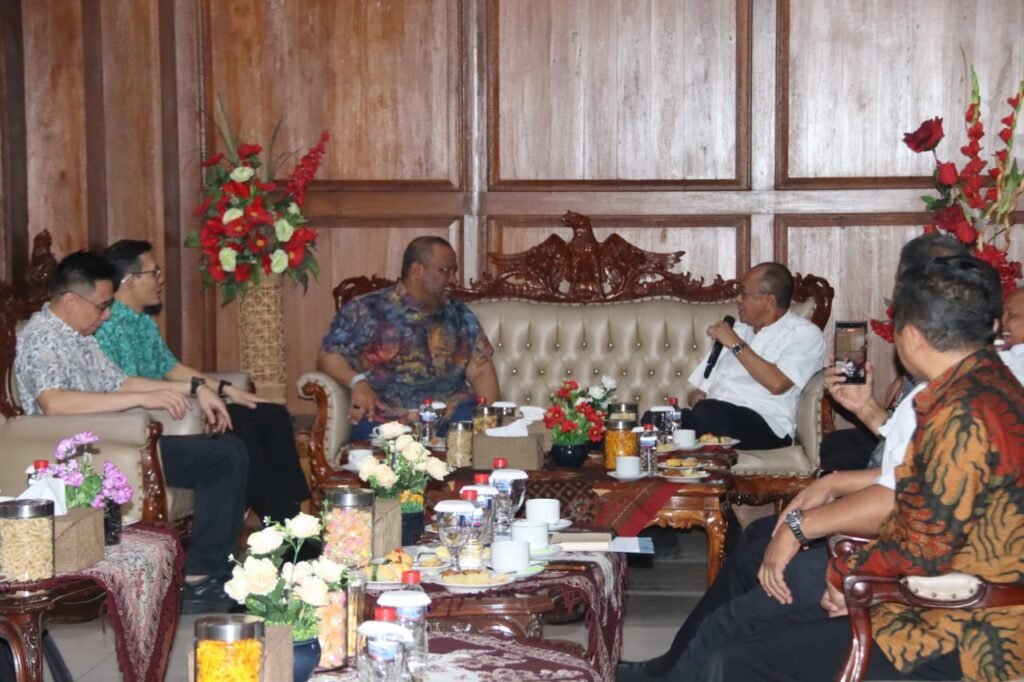 CEO KDEB Waste Management Selangor Malaysia, Dato Ramli bersama PT Gibrig Indonesia Bersih, diterima oleh Bupati Banyumas Sadewo Tri Lastiono. FOTO: Imam07/portalbmi.id