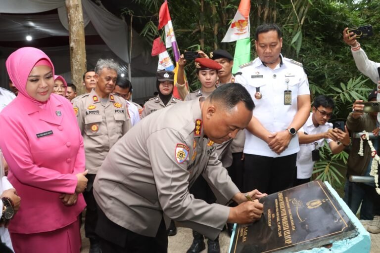 Peresmian dilakukan langsung oleh Kapolresta Cilacap Kombes Pol Dr. Budi Adhy Buono, didampingi Kapolsek Gandrungmangu Iptu Budi Pitoyo. FOTO: Imam07/portalbmi.id