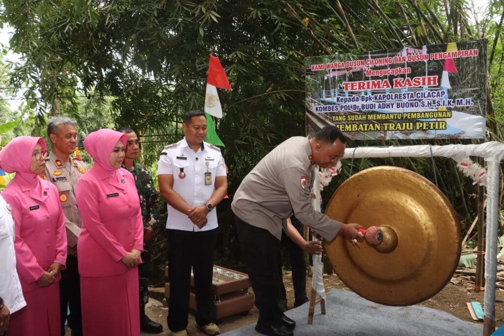Polresta Cilacap meresmikan Jembatan Merah Putih yang menghubungkan Dusun Ciloning dan Dusun Pengampiran, Desa Karanganyar, Kecamatan Gandrungmangu. FOTO: Imam07/portalbmi.id