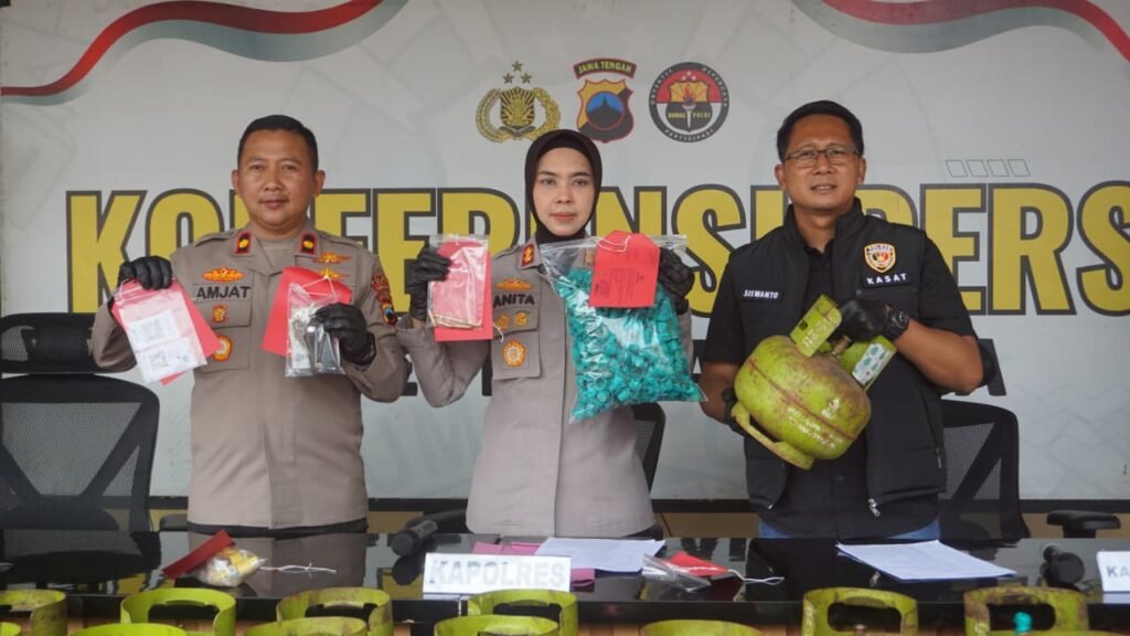 Kapolres Purbalingga AKBP Anita Indah Setyaningrum dalam konferensi pers menyampaikan bahwa kasus pertama yaitu dugaan tindak pidana penyalahgunaan LPG subsidi. FOTO: Imam07/portalbmi.id