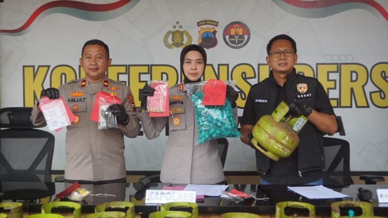 Kapolres Purbalingga AKBP Anita Indah Setyaningrum dalam konferensi pers menyampaikan bahwa kasus pertama yaitu dugaan tindak pidana penyalahgunaan LPG subsidi. FOTO: Imam07/portalbmi.id