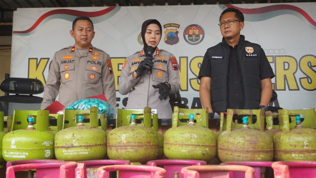 Kapolres Purbalingga AKBP Anita Indah Setyaningrum dalam konferensi pers menyampaikan bahwa kasus pertama yaitu dugaan tindak pidana penyalahgunaan LPG subsidi. FOTO: Imam07/portalbmi.id
