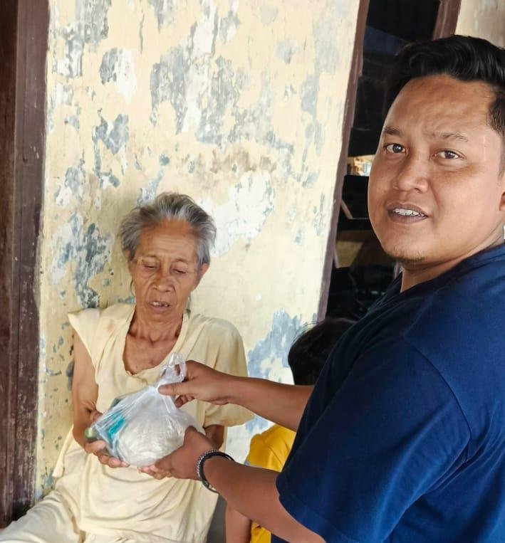 Hotel Merpati menggelar kegiatan “Jumat Berkah” di wilayah Link. Sukasari, Kelurahan Mekarsari, Jumat (17/4). FOTO: Budi05/portalbmi.id
