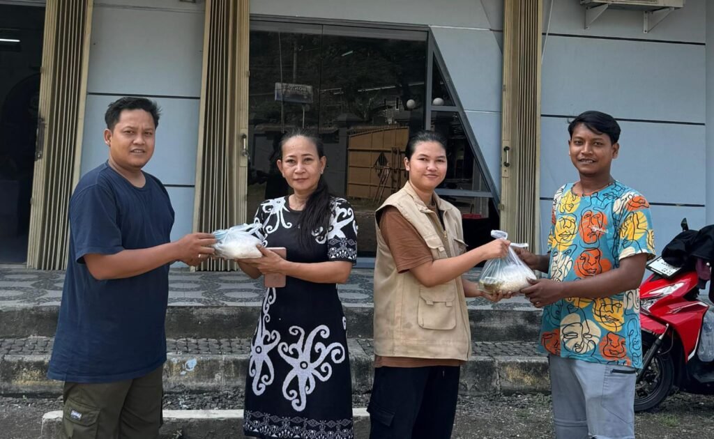 Hotel Merpati menggelar kegiatan “Jumat Berkah” di wilayah Link. Sukasari, Kelurahan Mekarsari, Jumat (17/4). FOTO: Budi05/portalbmi.id