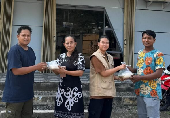 Hotel Merpati menggelar kegiatan “Jumat Berkah” di wilayah Link. Sukasari, Kelurahan Mekarsari, Jumat (17/4). FOTO: Budi05/portalbmi.id
