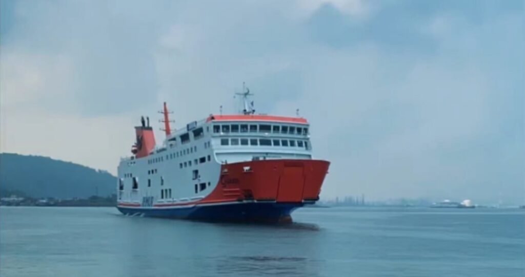 Kapal Motor Penumpang (KMP) Shanaya menjalani uji sandar di Dermaga 3 Pelabuhan Merak pada Rabu (16/4). FOTO: Budi05/portalbmi.id